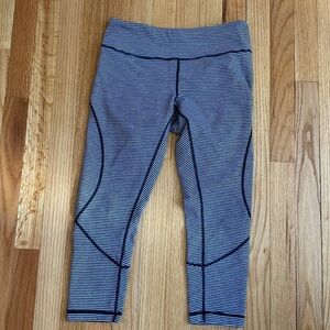 Zella crop‎ leggings in black gray white parallel stripes flattering size medium
